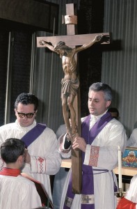 Don Angelo Viganò Regge la croce (Maria Rosa Lo Bosco)