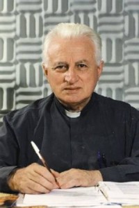 Don Angelo Viganò alla scrivania scrive vita di Attilio Giordani (Maria Rosa Lo Bosco)
