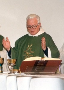 Don Angelo Viganò dice messa (Maria Rosa Lo Bosco)