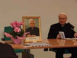 Don Angelo Viganò quadro su scivania relatore (Maria Rosa Lo Bosco)