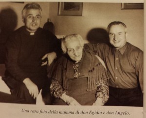 Don Angelo e don Egisio Viganò con la mamma